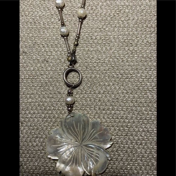 Beautiful freshwater pearl necklace with sterling silver accents - Picture 1 of 7